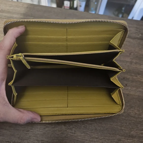 Gucci Shanghai Heartbeat Wallet - Picture 7 of 8